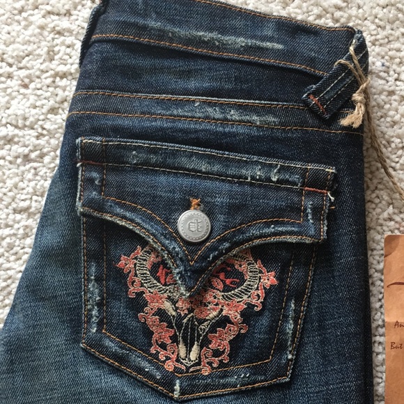 *Flared* NWT Distressed Embroidered Back Flap Pocket Jean w/ Boot Cut Flare - Picture 2 of 7